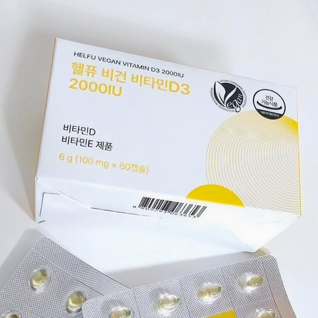 주주파파😘 on Instagram: "#광고 @helfu_official

요즘 햇빛 쬐는 시간이 부족해서 그런가, 비타민D 신경 쓰이더라구요!
그래서 간편하게 챙길 수 있는 헬퓨 비건 비타민D3 2000IU로 챙기고 있어요!
초소형 100mg 캡슐이라 목 넘김 부담 없이 쏙쏙~ 넘나 간편해서 매일 잘 챙겨 먹고 있어요✨

비건 인증까지 받아서 믿음도 가고, 식물성 원료로 만들어졌다는 점도 맘에 들었어요💚

게다가 1일 권장섭취량의 500% 충족된다고 하니, 딱 하루 한 알이면 충분해서 정말 편하더라구요!😍

첨가물 10 FREE, NON-GMO, 식물유래 비타민E 함유 등 까다롭게 챙긴 포인트들도 제 기준에서는 만족스러웠어요

평소 알약 크기 때문에 영양제 챙기기 어려웠던 분들에게 특히 추천하고 싶은 제품이에요!👍
비건 지향하시거나, 비타민D 챙기고 싶은 분들께는 정말 딱이에요!
저처럼 알약 크기 신경 쓰이는 분들에겐 특히 더 좋을 듯해요
알약 크기가 작아서 먹는데 전혀 부담이 없어서 꾸준히 챙기기 좋아요

매일매일 작은 습관으로, 내 루틴이 한층 더 건강해진 기분이에요

요 제품 덕분에 비건 비타민D 루틴, 무리 없이 안착했어요!
꾸준히 챙기고 싶은 분들께는 진심 추천해요👍

✨매일의 작은 실천이 쌓여 나를 지켜주는 느낌✨
.
.
.
.
#비타민D#비건비타민D#임산부비타민D#비타민D결핍#비타민D수치#비타민D2000IU#비타민디효능#헬퓨"
