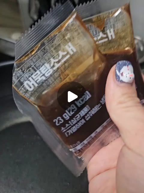 미칠미칠 on Instagram: "#협찬 

따끈한 국물 생각나는 날엔 소소미 꼬치어묵 🍢

쫄깃한 어묵이 꼬치에 꽂혀 있어서 먹기도 편하고, 
어묵의 쫄깃함!!담백함!!밀도감!!한 입 베어 무는 순간 
어묵 특유의 담백함이 살아나요. 
국물에 살짝 데워 먹으면 깊고 깔끔한 육수 맛까지 
더해져서 분식집 감성 그대로✨

다른제품에 비해 밀가루 0%, 높은 어육 함량이 최고👍
집에서 간단하게 즐기는 포장마차 메뉴로 딱이고,
꼬치어묵 크기도 한입씩 베어 먹으면 딱이어서,
아이들 식사메뉴로도 너무 좋아요 .
야식·간식·술안주까지 어디에나 잘 어울려요. 
조리도 간편해서 냄비에 넣고 끓이기만 하면 끝!

오늘은 집에서 소소하지만 확실한 행복,
소소미 꼬치어묵으로 따뜻하게 즐겨보세요 💛

.
☑️☑️☑️☑️
https://smartstore.naver.com/seoulkim/products/12644889222 #광고#꼬치어묵#어묵탕#오뎅#오뎅탕#꼬치오뎅#겨울간식#부산어묵#어묵우동#어묵전골#즉석어묵#즉석오뎅#오뎅꼬치#어묵꼬치#캠핑#국물요리#술안주#캠핑음식#밀가루0%#모듬어묵#밀키트#어묵바#오뎅바"