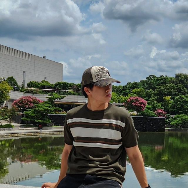 경景 | 캐트릿 • 데일리룩 on Instagram: "#협찬 카키 좋아해? 일단 잡숴봐 @1rony9orno_official [86-IRO J048 컬러 믹스 라운드 반팔 니트] 178cm 73kg / L size 빈티지한 컬러감에 가로 스트라이프 라인이 포