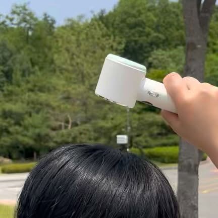 세니 on Instagram: "#협찬

[SMIRIA선풍기]

요즘 날씨가 점점 더워지면서 휴대용 선풍기 없이는 외출이 힘들더라고요 🥵
그래서 이번에 사용해 본 제품이 바로 SMIRIA(@smiria2012)선풍기예요!
처음엔 디자인이 예뻐서 눈길이 갔는데, 실제로 써보니 기능도 너무 만족스러워서 깜짝 놀랐어요.
특히 이 제품은 일반 손선풍기랑 다르게 무선 냉각 기능까지 있어서, 선풍기 바람만 나오는 게 아니라 시원한 쿨링 느낌이 같이 와서 더위가 확 가시더라고요❄️

충전식이라 선 길이에 구애받지 않고 마음껏 들고 다닐 수 있고, 크기도 작아서 가방에 쏙 들어가요.
실내는 물론, 캠핑이나 야외활동할 때도 정말 유용하게 쓸 수 있어요.
무엇보다도 다양한 바람 세기 조절이 가능하고, 사용 시간도 길어서 한 번 충전하면 하루 종일 사용할 수 있다는 게 큰 장점이에요.

집에서도, 회사에서도, 차 안에서도, 어디서든 시원함을 책임지는 미니휴대용선풍기!
휴대성과 냉각기능까지 챙기고 싶은 분들께 SMIRIA, SMIRIA선풍기 꼭 추천드려요 :)

제품 정보는 여기서 확인하실 수 있어요 👉 https://link.coupang.com/a/cvPcOY
댓글에도 링크 남겨둘게요!

#SMIRIA #SMIRIA선풍기 #손선풍기 #무선냉각선풍기 #냉각선풍기 #휴대용선풍기
#미니휴대용선풍기 #선풍기 #선풍기추천 #캠핑용선풍기 #충전식선풍기"