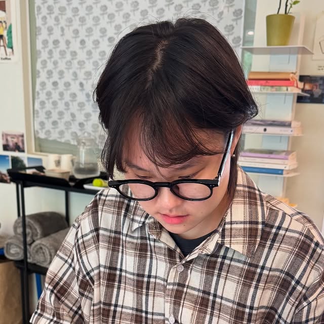 은경 on Instagram: "#광고 📸✨

빈티지한 컬러감과 체크 패턴으로 
찰떡 핏감을 자랑하는 스탠다드에러 반팔 셔츠 

단품으로 입어도 예쁘지만 레이어링하면 
더욱 예쁜 셔츠라네용♪(^∇^*)

오버핏 실루엣으로 제작했으며, 
원단 컬러와 맞춘 단추 디테일이 귀엽답니다 

#스탠다드에러  #STANDARDERROR #남여공용셔츠 #셔츠 #셔츠추천 #반팔셔츠 #오버핏 #체크셔츠 #여름셔츠 #Shirt  #CheckShirt  #Short-Sleeved Check Shirt"
