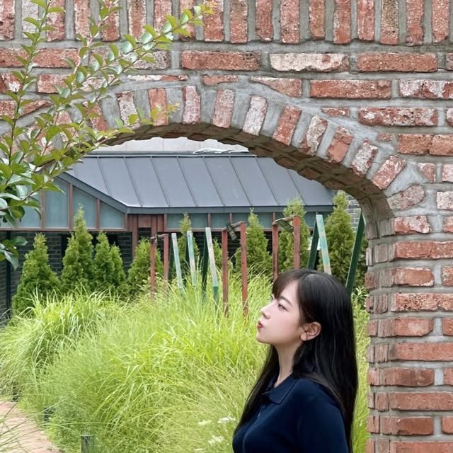 윤미 on Instagram: "새 옷입고 여름 나드리👕
봉제 짜임이 독특하고 튼튼해서 유니크한 제품
부드러움+시원함은 덤🩵
,
,
,
,
#광고#아이러니포르노#아이러니포르노화이트라인#니트#KNIT#쿨니트#여름니트#반팔니트"