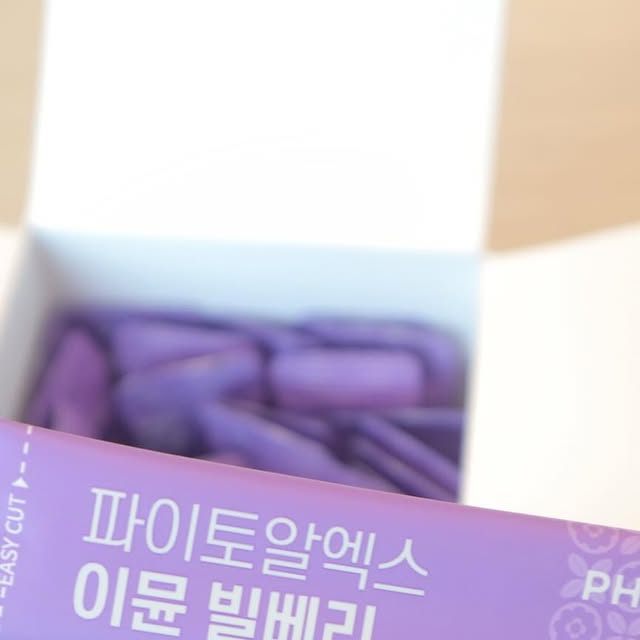 @likeyouyeye on Instagram: "#제품제공

[파이토알엑스 이뮨 빌베리]

이번에 처음 들어 본 빌베리, 빌베리란 항산화 기능이 뛰어난 작은 열매라고 해요.
생김새는 블루베리와 비슷하게 생겼지만 빌베리는 풍부한 항산화 물질인 안토시아닌을 함유하고 있다고 합니다:) 
빌베리는 노화방지와 만성 질환 예방에도 도움을 준다고 하는데요!
주로는 눈건강에 좋은 영향을 끼치며 눈의 피로도를 줄여주고 눈의 건조함을 개선시키는데에 도움을 준다고 합니다 ㅎㅎ
파이토알엑스 이뮨빌베리는 100년의 노하우가 있는 이탈리아의 믿을 수 있는 원료사 indena 사에서 빌베리열매 100% 추출분말이 함유되어 있다고 합니다. 또한

한 포당 빌베리추출물 함량이 100mg 가 함유되어 있어 하루에 한 포로 충분하게 눈 건강 관리를 할 수 있고
면역 강화에 도움이 되는 저분자 베타글루칸 성분이 한 포에 200mg 함유가 되어있다고 하는데요! 눈 건강과 함께 면역 건강도 한 포에 챙길 수 있어 좋은 것 같아요:)
블루베리추출물도 함유되어 있어 새콤하고 달달한 맛있는 맛이 나서 거부감이 안들어 좋았고 그냥 입에 털어먹어도 맛있어서 꼭 챙겨먹어주고 있는 제품이랍니다.

#빌베리효능 #빌베리영양제추천 #빌베리파우더 #약들약빌베리 #이뮨빌베리 #빌베리루테인 #광고"