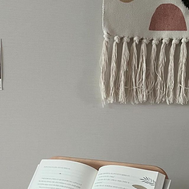@_on._story_ on Instagram: "#광고 어드로잇 원목독서대 정말 이쁘지 않나요?📖 일자목이라서 자세에 신경쓴다고 생각하며 지내는데 집중해서 일하다보면 자세가 흐트러지더라구요〰️ 노트북