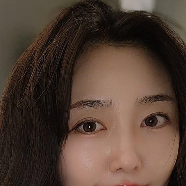 @jhslaaa on Instagram: "#협찬
요즘 늦게 자고 뒤척이는 날이 많아서 고민 끝에 딥토닌을 먹어봤다🍃 

잠들기 30분 전에 입안에서 천천히 녹여 먹는 방식이라 간편했고, 생각보다 달달한 바나나우유 맛이라 거부감도 없었다🙂 프리랜서라 생활 리듬이 엉망이라 수면 패턴 무너진 지 오래였는데, 딥토닌 먹은 날은 확실히 15분 안에 스르르 잠들 수 있었고 다음 날 아침도 개운했다☀️

 부작용 없이 자연스럽게 졸음이 와서 더 믿음이 갔다 1포만 먹어도 효과가 느껴져서 꾸준히 챙겨볼 생각이다 수면으로 스트레스 받는 분들께 추천하고 싶은 제품이었다🛌

#딥토닌 #식물성멜라토닌 #수면보조제 #잠안올때 #프리랜서템 #광고"