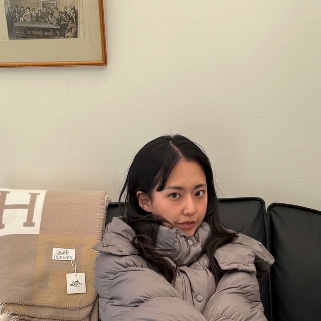 @savajelife_ on Instagram: "올해 처음 입어본 패딩❄️
크롭기장에 큰 모자로 귀엽게 입기 딱 좋아요오"