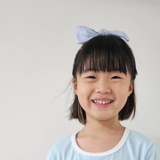 규리맘ꯁ on Instagram: "고소달달한 맥널티 티브루 보리차🤎

몇일 전에 유치원선생님에게 규리가 변비가 온것 같다고 전화가 왔어요...🥹🥹 전화받고 물을 잘안마셔서 변비가 온 것같아 고소달달해서 잘마실것같은 맥널티 티브루 보리차를 주었더니 너무 맛있다고 꿀꺽꿀꺽 잘마셔요~

보리차 끓여먹기에는 너무 귀찮아서 맹물만 줬었는데 티브루 액상스틱 보리차 진액은 티백이나 원물을 우려낼 필요없이 500ml 물에 스틱만 부으면 되서 너무 간편해요. 완전 강추👍

무엇보다 딸이 먹을거라 맛뿐만 아니라 성분도 꼼꼼히 확인해 보았는데 국내산 보리를 사용하고 HACCP 인증도 완료 된 제품이라 믿고 먹이고 있어요. 그리고 액상과당 대신에 장내 유익균이 좋아하는 프락토올리고당이 함유되어 있어 변비온 규리에게 딱이더라구요🫶

깔끔한 액상스틱이라 여행갈때도 보리차스틱하나만 챙겨서 페트병물에 스틱만 부어주면 되서 넘 간편하고 좋답니다~ 그리고 레트로스타일의 물병도 증정해주어서 옛날맛도 나면서 더 고소한것 같아요☺️☺️ 냉장고에 두고 마시면 여름에 시원한 보리차원액을 간편하고 고소하게 마실수 있답니다!

맥널티 티브루에는 보리차도 있지만 옥수수수염차, 헛개차도 있어서 헛개차마시러 편의점에 안가도 된답니다🤭 집에서도 편하게 액상차 마셔요*^^*

⭐️구매는 https://bit.ly/Teabrew-barley.

#맥널티 #티브루 #보리차 #티브루보리차 #보리차원액 #액상차 #보리차스틱"