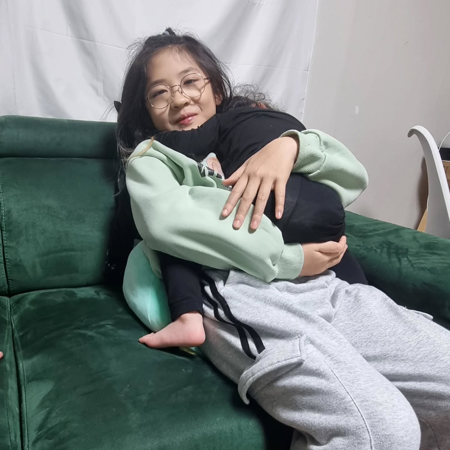 엄마보다 언니를 더 찾는 아가~~~
자고 깨서도 언니품에 안겨서ㅋㅋㅋㅋ
재우고 먹이고  재우고 우리딸 잘하네~~ 
셋째 낳아도 될까바요ㅋㅋㅋㅋㅋㅋㅋㅋ
.
.
.
#30대였더라면 셋째가능한데...
#다컸다 우리큰딸
#고생해써 공주