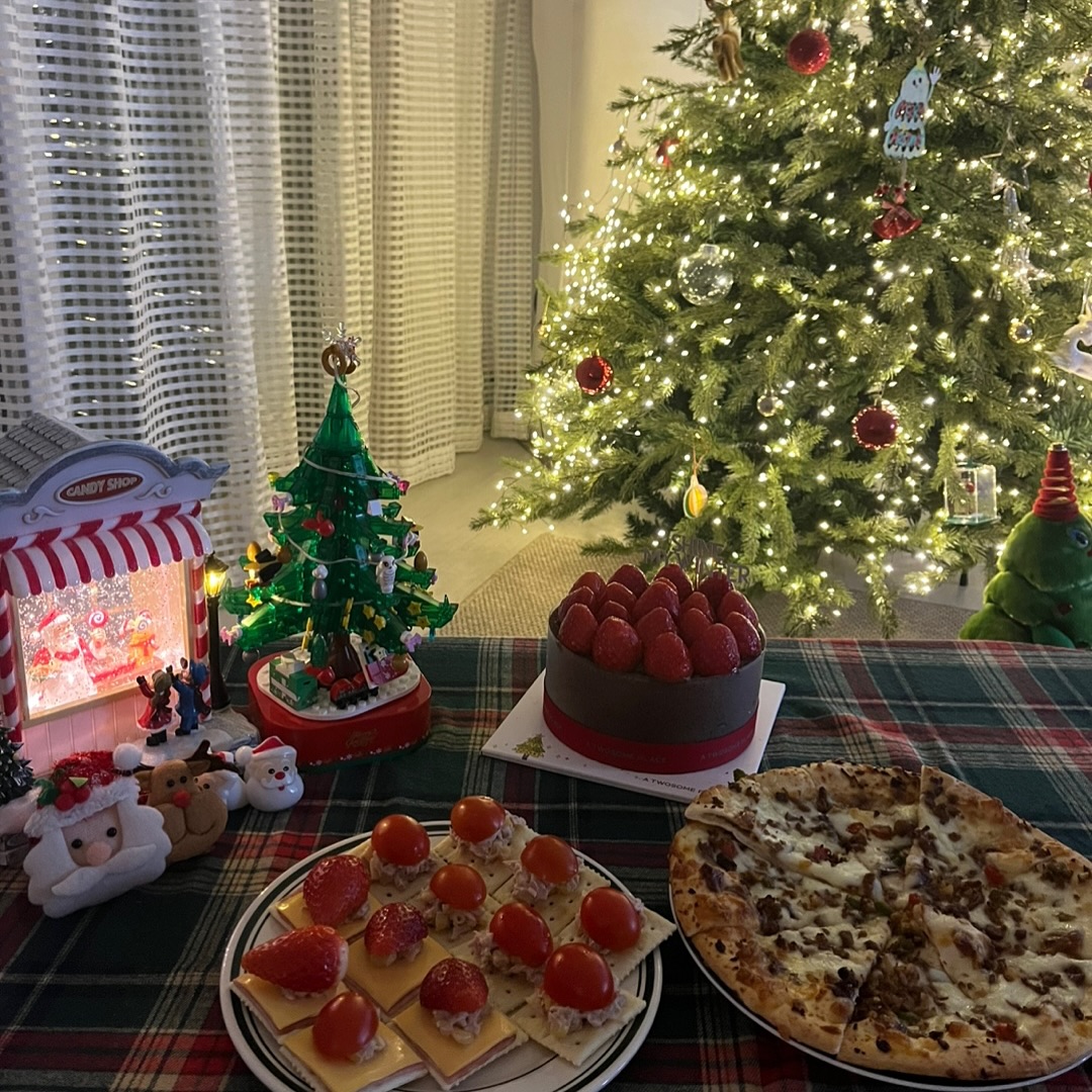 🎄
서로가 서로에게 산타가 되어준 🎅🏻🧑🏻‍🎄 
즐거웠던 크리스마스 ❤️

아이들은 좋아하는 언니동생과 함께라서 좋고 😍
선물은 두배라 더 좋고 😲
어딘가 마이 아픈 봉봉 산타 때문에 폭소모닝 🤪 ㅋㅋㅋ

#메리크리스마스 🎄
#크리스마스이브 💚
#크리스마스파티 ❤️