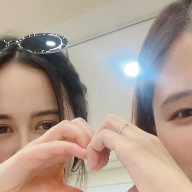 윤수연 , Soo Yeon on Instagram: "#광고
새봄 언니랑 잠실에 있는 노트수 스튜디오 에서 우정 팔찌 만들어옴 ❤️@_knotsoo
이렇게 직접 매듭을 지어서 완성된 팔찌라 더 의미 있구 데일리로 착용중 🫶🏻
참도 써지컬 스틸이라 물을 피할 필요가 없어서 너무 편해요!! 
처음엔 매듭이 어려워 보여서 잘 만들수 있을까 많이 걱정했는데 사장님이 신경을 너무 잘 써주시고 친잘하게 다 설명 해주셔서 금방 만들었어요.
언젠간.. 아주 아주 먼 미래에.. 남자친구 생기면 (hopefully lmao) 같이 커플팔찌 만들러 가야징 .. 🥲❤️

📍노트수 스튜디오
서울 송파구 백제고분로41길 43-21 산동빌딩 201호
https://naver.me/xl3mfhBZ

#팔찌공방#소원팔찌#소원팔찌만들기#팔찌만들기#우정팔찌#우정팔찌만들기#커플팔찌#커플팔찌만들기#실팔찌#실팔찌만들기#각인팔찌#각인팔찌만들기#매듭팔찌#매듭팔찌만들기#커플공방#서울팔찌공방#서울공방#체인팔찌#체인팔찌만들기#써지컬스틸팔찌"