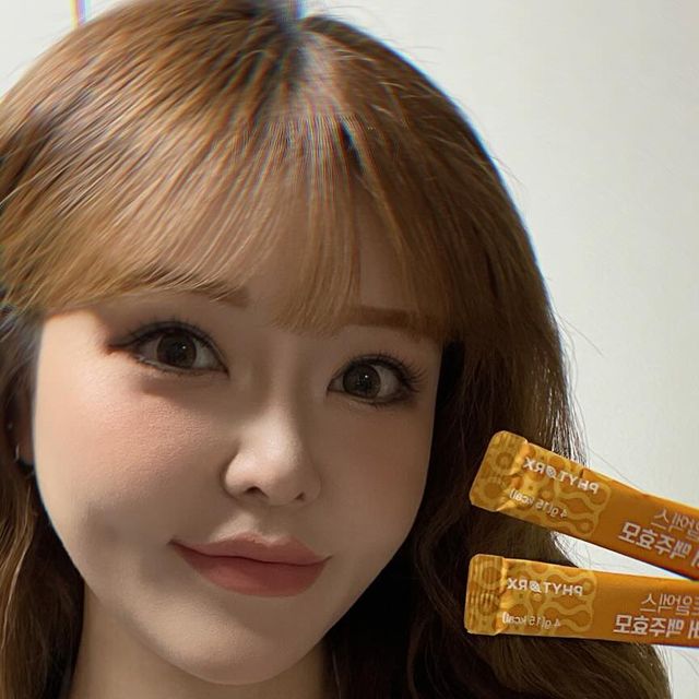 Üᴍɪʏᴀ on Instagram: "#광고
춥고 건조해진 날씨와 잦은 염색, 펌 등으로 엉망이 된 두피와 모발로 인해 고민이 많았는데, 최근 이 제품을 섭취하면서 관리 중이에요!
고품질 독일 맥주 효모 (3000mg)와 고함량 비오틴, 피부 상태 개선에 도움을 주는 판토텐산, 6종 아미노산, 비타민과 미네랄 등이 함유되어 있는 제품이에요
안전하게 가공된 개별 스틱 포장에 목 넘김이 쉬운 환 형태로 섭취 후에 확실히 모발 빠짐이 감소했고, 모발 끝 갈라짐과 엉킴 현상도 많이 개선되어 부드러움과 탄력이 생겼어요◡̈ 
라이버 맥주 효모 구매처 링크 : https://bit.ly/48a2TWw
#맥주효모비오틴 #맥주효모먹는법 #맥주효모영양제 #맥주효모단백질 #맥주효모효능"