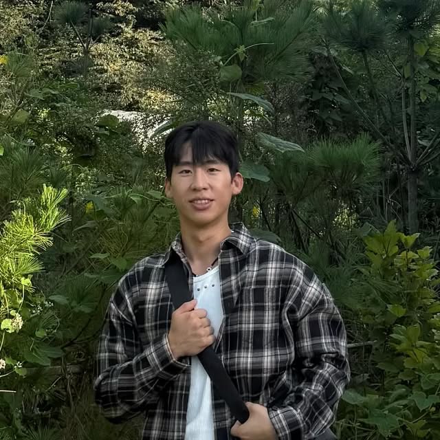 주정원 on Instagram: "@standarderror_official 
가을이 오고 있는 지금 루즈하게 떨어지는 오버핏에 빈티지한 체크 패턴이 더해져, 따듯하지만 가벼운 원단이라 단품으로 입어도 산뜻하네요
다른 아이템과 레이어드하면 분위기가 확 달라집니다. 자연스럽게 흐르는 핏 덕분에 편안하면서도 스타일리시한 무드를 연출할 수 있는 셔츠예요
.
.
제품명⬇️⬇️
87-STAN083 레트로 플레이드 오버핏 포켓 긴팔 체크 셔츠 블루
.
.
무신사 구매 링크⬇️⬇️
https://www.musinsa.com/products/5087052
.
.
#스탠다드에러 #STANDARDERROR #남여공용셔츠 #셔츠 #셔츠추천 #긴팔셔츠 #오버핏 #체크셔츠 #간절기셔츠 #Shirt ​​
#CheckShirt #Long-Sleeved Check Shirt #빈티지셔츠 #패키지 #1+1패키지"