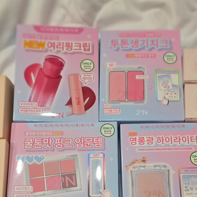 🐬 Marina on Instagram: "#광고 ㅣ발색 좋은 화장품💄
💄[투에이엔] 8월 신상 컬러💄

💄 Marina
애정하는 브랜드 ☆투에이엔☆의 8월 신상 컬러

발색 좋은 메이크업 제품이라서, 매우 만족해요.

🎯 러브 버블 컬렉션
📌 글레이즈 바운싱 틴트
15호 피치버블 / 16호 슈가버블

📌 배러 미 아이 팔레트
16  버블 캔디

📌 듀얼치크
16  핑크 텐션 /  17  버블 하트

📌 퓨어 글래시 하이라이터
V01 슈가베일

💄#올영픽#올리브영추천템#올영필수템
#러브버블컬렉션#롱웨어링파운데이션미니
#컬러플레이듀얼라이너 #투에이엔 #신상컬러"