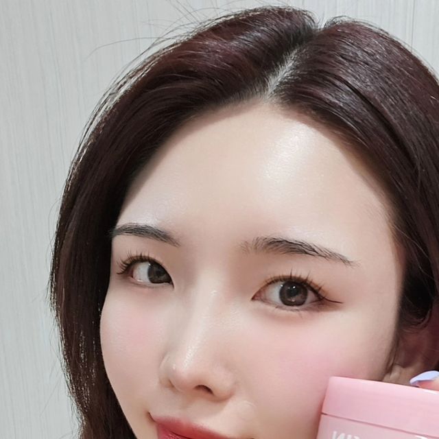 홍재연 on Instagram: "#광고
클렌저에 진심인 사람들을 위한 신개념 머랭 클렌저!
에이프릴스킨 핑크알로에 머랭솝이 출시되었어요🫶
.
더 강력해진 피부 진정효과!!
트러블, 건조, 민감, 피지, 울퉁불퉁 피부결, 모공 노폐물 등에 효과있는 핑크알로에 머랭솝👍
.
머랭처럼 쫀쫀한 제형이 특징인데 
이 머랭거품이 모공 속 숨은 미세먼지와 노폐물을 없애주고, 여드름성 피부사용과 저자극 테스트도 완료되어 저처럼 민감한 피부도 사용이 가능하다구욧🥰
.
각질 케어부터 진정까지 하나로!!
핑크컬러, 그린컬러가 담고 있는 듀얼 성분으로
제 얼굴의 홍조(붉은기)를 달고 사는 피부도 진정시켜주는
핑크알로에 머랭솝🫧
.
에이프릴스킨 공식몰에서 구매가 가능하답니다🙏
https://m.aprilskin.com/product/detail.html?product_no=1304
.
@aprilskin_korea
#에이프릴스킨 #aprilskin #핑크알로에 #머랭솝 #클렌저추천 #폼클렌저 #폼클렌징 #폼클렌징추천 #클렌징폼 #클렌저 #알로에 #알로에클렌저 #피부진정 #피지 #폼클렌저추천 #각질제거 #저자극클렌저"