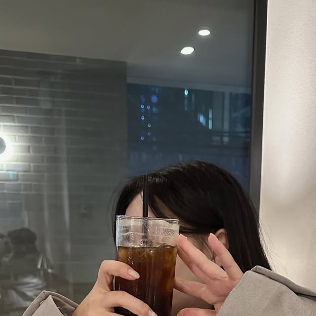 금다 on Instagram‎: "#광고 

이제 진짜 가을은 사라져 가지만 가을 준비는 해야지 ࠅヲㅋ̆̈𐨛 𐌅� 

스웨이드 자켓이라 무게가 좀 있을 줄 알았는데
생각보다 가벼워서 만족🩶

✶ 소프트한 터치감으로 괜히 기분 좋음
✶ 자켓 뒷면 핀턱 디테일 이뿜
✶ 내부 포켓이 있어서 수납감 좋음

#아이러니포르노 #아이러니포르노화이트라인 #남녀공용자켓 #레더자켓 #스웨이드자켓 #자켓 #아우터추천 #봄아우터 #자켓추천 #아우터 #IRONYPORNOWHITELINE #데일리룩 #JACKET  #LEATHERJACKET #SUEDEJACKET"‎