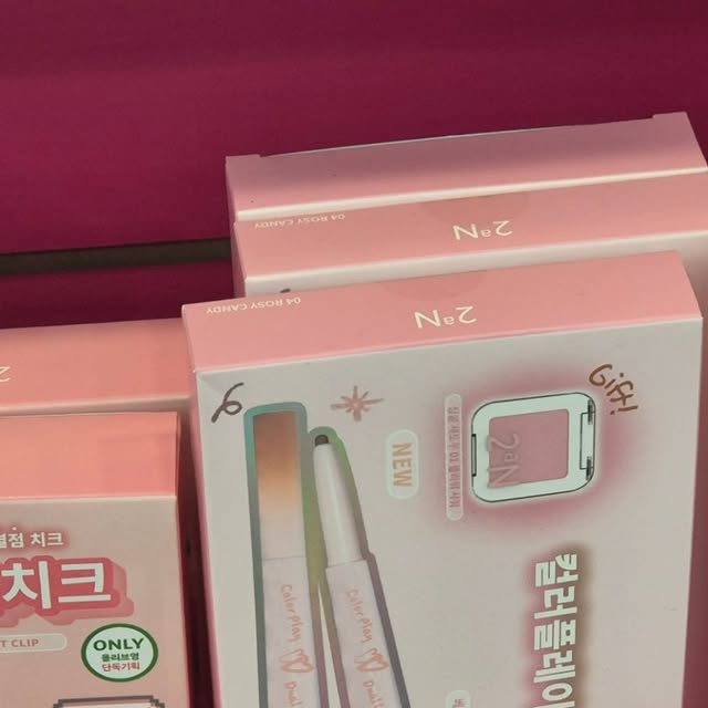 둠비둠바 on Instagram: "#광고#올영픽#올리브영추천템#올영필수템#러브버블컬렉션#롱웨어링파운데이션미니#컬러플레이듀얼라이너 

믿고 쓰는 투에이엔
이번이 새로나온 
투에이엔의 NEW 러브버블 컬렉션 & 듀얼라이너·파운데이션 리뷰! 

💖 러브버블 컬렉션  
몽글몽글 피어나는 컬러감으로 볼, 입술, 눈가까지 러블리하게 물들여주는 감성 메이크업 가능
글레이즈 바운싱 틴트 15호 피치버블과 16호 슈가버블 
증정품으로 미니틴트까지 주는 완전 혜자로운 템 

🎨 듀얼라이너 & 파운데이션  
섬세한 눈매를 완성하는 듀얼라이너,  
자연스럽게 밀착되는 커버력의 파운데이션까지.  
데일리 메이크업을 더 또렷하고 매끄럽게 만들어줘요 

퓨어 글래시 하이라이터 슈가 베일로 마무리해주면
완벽 

올리브영에서 구매가능✨"