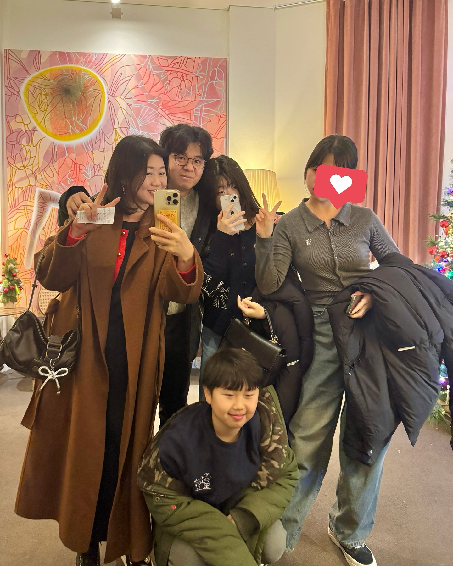 일년에 몇 번 못 남기는 완전체 가족사진!! 🤎
소중하다 ㅎㅎ
2025년이 된지 며칠이나 지났지만 
사진은2024년 마지막 날~
-
-
#가족사진 #우리가족 #가족모임
