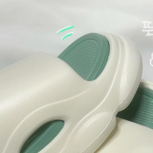 주 영 ( 27 ) on Instagram: "#광고

푹신한 쿠션 덕분에 일 할때 오래 신는데두 발바닥이 편안 .. ☁️🤍
발아치 모양을 교정해주는 디자인으로 족저근막염 치료나 예방도 가능해요 !

미끄럼 방지 기능이 있어 물놀이할때도 좋을 것 같더라구요 ㅎㅎㅎ
파스텔톤 색상과 어글리한 디자인 덕분에 귀엽기까지 😚

#족저근막염슬리퍼 #평발슬리퍼 #쿠션실내화 #쿠션슬리퍼 #족저근막염실내화 #어글리슬리퍼 #쿠션거실화 #평발실내화 #EVA슬리퍼 #EVA실내화 #푹신한슬리퍼 #여성슬리퍼 #사무실슬리퍼 #여성실내화 #회사실내화 #회사슬리퍼"