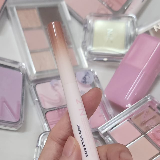 내일을 위한 씨앗을 심어 언젠간 자라겠지 🌱😌💗 on Instagram: "💖 투에이엔 러브 버블 컬렉션
보자마자 러블리 감성 가득해서 심쿵했던 러브 버블 컬렉션 🎀 패키지가 너무 귀여워서 소장가치 만점이고 컬러감도 은은하면서 화사해서 데일리부터 특별한 날까지 다양하게 활용할 수 있었어요 ✨ 실제로 발색해보면 과하지 않으면서도 존재감 확실히 보여주는 톤들이라서 피부톤에 상관없이 누구나 잘 어울릴 것 같아요 🌸 볼에 올리면 얼굴이 환해지고 사랑스러운 분위기가 자동으로 완성돼서 기분까지 좋아졌어요 💕

✨ 투에이엔 롱 웨어링 파운데이션
가장 놀랐던 건 밀착력과 지속력 👏 파운데이션 바르고 나서 하루 종일 무너짐이 거의 없었어요 🩵 피부에 얇게 밀착되면서 매끈하게 커버해주는데 답답한 느낌은 전혀 없었고, 마치 내 피부가 원래 이렇게 좋은 것처럼 자연스러운 광택이 돌았어요 🌟 특히 모공이나 잡티 커버가 깔끔해서 피부 표현이 예쁘게 살아나고 수정화장도 간단했어요 👍 데일리 베이스로 쓰기 딱 좋은 파운데이션이라 만족도 최고였어요 💗

🎨 투에이엔 컬러 플레이 듀얼 라이너
듀얼 타입이라 활용도가 높아서 정말 유용했어요 ✨ 한쪽은 깔끔하게 아이라인을 잡아주고, 다른 한쪽은 포인트로 컬러를 더해 개성을 살릴 수 있어서 메이크업 완성도가 달라져요 💜 발림이 부드럽고 번짐 없이 또렷하게 고정돼서 하루 종일 깔끔하게 유지되는 점도 마음에 들었어요 👀 특히 은은한 컬러 라이너로 아이라인을 따라 살짝 포인트 주면 데일리 속에서도 특별한 느낌을 낼 수 있었어요 🌈

세 가지 조합해서 쓰면 피부는 완벽하게 정돈되고 ✨ 아이 메이크업은 러블리하게 완성돼서 파우치 필수템으로 추천해요 💕

#투에이엔 #러브버블컬렉션 #롱웨어링파운데이션 #컬러플레이듀얼라이너 #메이크업추천 #러블리메이크업 #지속력좋은파운데이션 #컬러포인트메이크업 #데일리템 #소장가치있는메이크업 #아이린픽 ✨💖🎀"