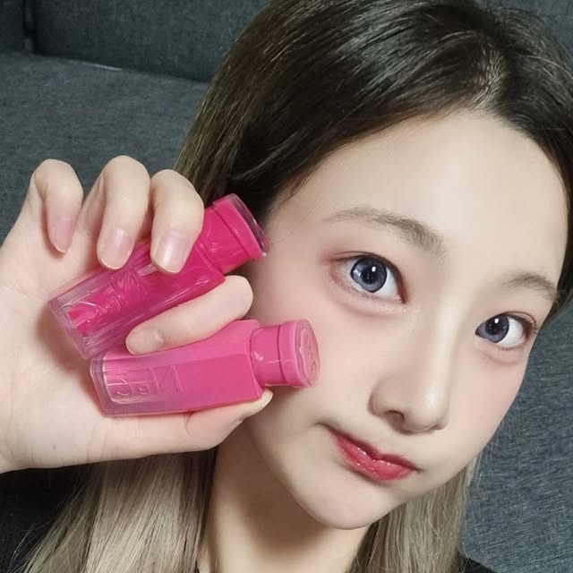 유리 🎀 𝕐𝕌𝕃 on Instagram: "#광고 #협찬 #투에이엔 #2an 투에이엔에서 새롭게 출시된 #글레이즈바운싱틴트 ❗️ 제가 좋아하는 촉촉한 제형의 #맑은틴트 에요! 꾸덕한 느낌에 입술 각질 부