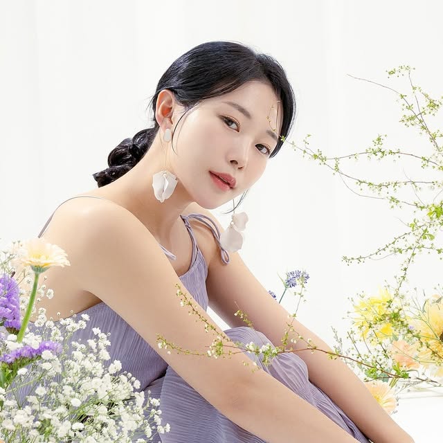 마일리지스튜디오📸스냅영상•홍보영상•홈스냅•커플스냅•웨딩스냅 on Instagram: "꽃 향기가 가득한 퍼스널 프로필사진📸 - 자연광 연출이 가능한 렌탈스튜디오에서 꽃을 닮은 모델님과