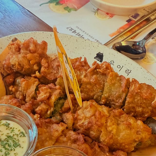 옹헤얌💕 on Instagram: "오랜만에 만난 친구들😆
20대땐 툭하면 만났는데
결혼하고 살다보니 자주 못만났네
잘먹었어~ 담엔 내가살게 또만나🎶

#우이락 #시미집 #냠냠 #친구들이랑 #맛난저녁 #일상 #기록"