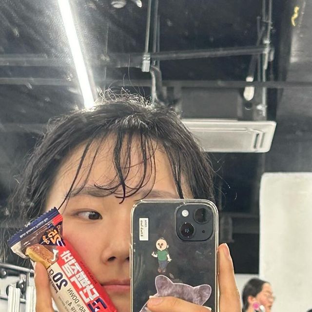 crossme on Instagram: "아주 멋지고 아주 힘든 운동을 끝내고 먹는 이지프로틴 고단백질바♥︎ 

오늘은 저크데이였어요 어깨가 약해서 저크를 그렇게 좋아ㅎ하지는ㅎ않는디.. ㅎㅎ 그래도 운동 편식은 안되겠조…>__< 

폴타임 (타임캡 15분) 으로 전 13:11초 들어왔어용 
에어스쿼트 : 45-35-25-15-5
푸시저크(95lb) : 5-10-15-20-25

우와 95파운드로 푸시저크 하려니까 15개째부터 너무 힘들고.. 너무 무섭고… 앞이 껌껌… 그래도 제가 누구에요 전 해냅니다!!!

멋지게 와드 끝내고 보조운동까지 하고 먹는 프로틴바는.. 세상 꿀맛… ㅎㅎㅎ

이지프로틴 챌린지가 끝나도 자주 사먹을거같은 느낌적인 느낌~ 너 내꺼해라~~~🥹♥️

모두 오늘 하루 고생하셨습니다🔥

@lottewellfood 

#이지한3일챌린지 #이지프로틴단백질바 #이지프로틴고단백질바 #TEAM_GO #이지프로틴 #단백질바추천 #협찬 #이지한챌린지2일차"