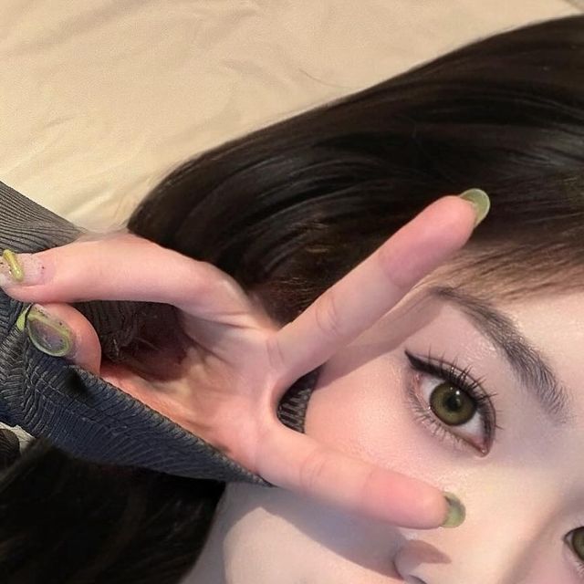 𝓐𝓻𝓲 on Instagram: "#광고 @i_dollens #협찬 
.
.
한 순간에 바로 아이돌 눈매로 변신 가능한 #아이돌렌즈 👀

1️⃣#유리알로얄브라운 
: 자연스럽지만 고급스러운 느낌을 확 살려주는 브라운 컬러예요! 깊이감 있는 발색이 돋보적인 분위기를 만들어주는 제품예요🤎

2️⃣#유리알얼그레이 
: 신비로운 무드를 담아내는 감각적인 디자인의 제품🩶 데일리 메이크업에 완성으로 자주 손이 갔던 렌즈예요!

3️⃣#유리알물빛그레이 
: 그레이를 베이스로 했지만! 동양인의 홍채색을 특별히 고안한 제품이예요💕블루컬러를 한 두방울 감미해 제작된 컬러라 부담스럽지 않게 예뻤어요!

✔️착용감
12시간 이상을 실착해보았는데, 눈시림이나 훌라 현상 전혀없었고 정말 유리알처럼 투명한 눈매 만들 수 있었어요!"
