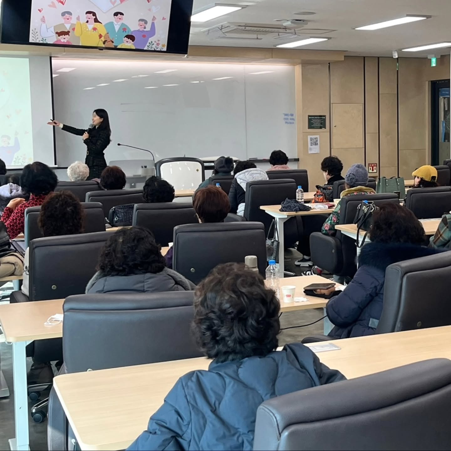 작년에 뵈었던 분들을 다시 만나 뵐 수 있어서 
너무 반가웠어요! 

강의안을 새롭게 준비했는데도 
여전히 제 강의를 좋아해 주시고, 
작년 강의도 기억해 주셔서 정말 감사했답니다💛

+예쁘다예쁘다 해주시는 덕분에 광대가 하늘로 승천 중🫶❤️
쉬는시간에 자꾸 간식 늘어나는거 귀여움ㅋㅋㅋㅋ 
사진도 예쁘게 찍어주셔서 감사합니당😊