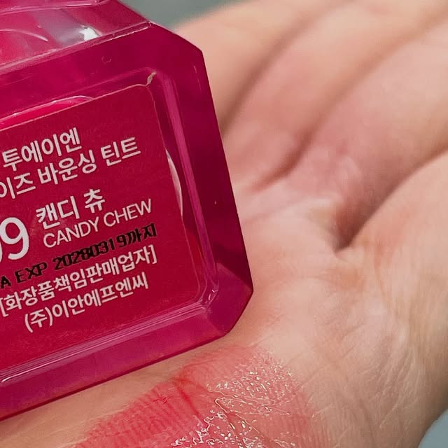 찌니얌 on Instagram: "#광고

투에이엔 신상나오면 못참는 사람있어요?>
저요!!!!!! 투에이엔은 믿고쓰는 1인인데
이번에 베이스라인도 나왔다고 해서 부리나케
달려서가서 겟했쥬.

요즘 단순한 21호 말고도 복숭아빛 발그레한
피부표현을 해주는 호수들이 많이 생겼는데
투에이엔의 롱웨어링파우데이션이 딱. 그것.
밝으면서 생기넘치는 피부표현을 해주니까 
더워죽겠는 여름에도 생기가 가득해보여요!

이번 러브버블 컬렉션이 전체적으로 생기가득한
느낌인데 새로나온 웜쿨대통합 슈가베일 하이라이터가
진짜 매력요물템. 밝으면서 상큼한 느낌이라 한쪽에
치우친 느낌이 아니여서 누구나 바르기 좋아요!

듀얼치크 핑크텐션 // 은 뽀용한 핑크라면
버블하트는  뽀용한듯 진한 핑크라 색감을 원한다면
버블하트 더 뽀용한느낌을 원한다면 핑크텐션!
+ 거기에 컬러플레이듀얼라이너로 눈밑 애교살과 
라이너로음영까지 준다면 퍼펙트. 

이번에 출시한 버블캔디 아이팔레트가 핑크의 
끝판왕으로 볼수있는데 과하지않으면서 상큼과즙미
그대로를 느끼게 해쥬쟌냐💗🌟

#광고#올영픽#올리브영추천템#올영필수템#러브버블컬렉션#롱웨어링파운데이션미니#컬러플레이듀얼라이너"