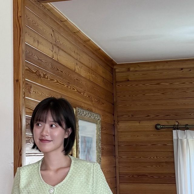 예진 on Instagram: "#광고 바람이 산들산들 불어오는 요즘! 연두연두한 크롭한 기장감의 베이직 하프 트위드 자켓 입고💚☘️🥝🍋‍🟩 #비바브라운#트위드#트위드자켓#아우터#여름아