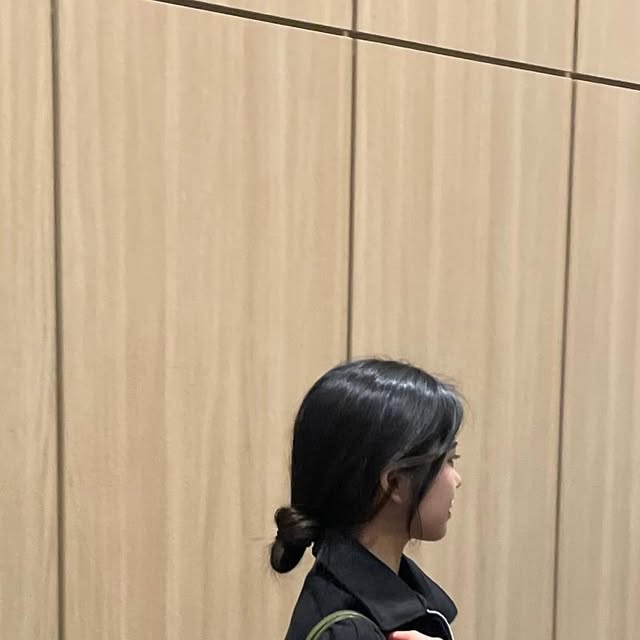 조수하 on Instagram: "#광고 아이러니포르노화이트라인 스웨이드 자켓 이쁜 스웨이드 자켓 점점 날씨 풀리는데 데일리로 가볍게 걸치기 좋아요 가벼운데다가 소재가 넘 보들보들..😗 요즘 맨
