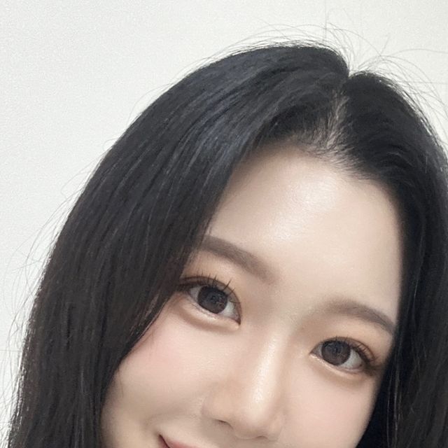 밍🫧 on Instagram: "#협찬 LED 속눈썹 연장은 처음인데 시술 중 너무 편해서 놀랐어요! 자고 일어나니 센스 있는 디자인으로 눈 뜨자마자 감탄🩵🩵 자연스럽고 예쁜 속눈썹 덕분에 사진 많이
