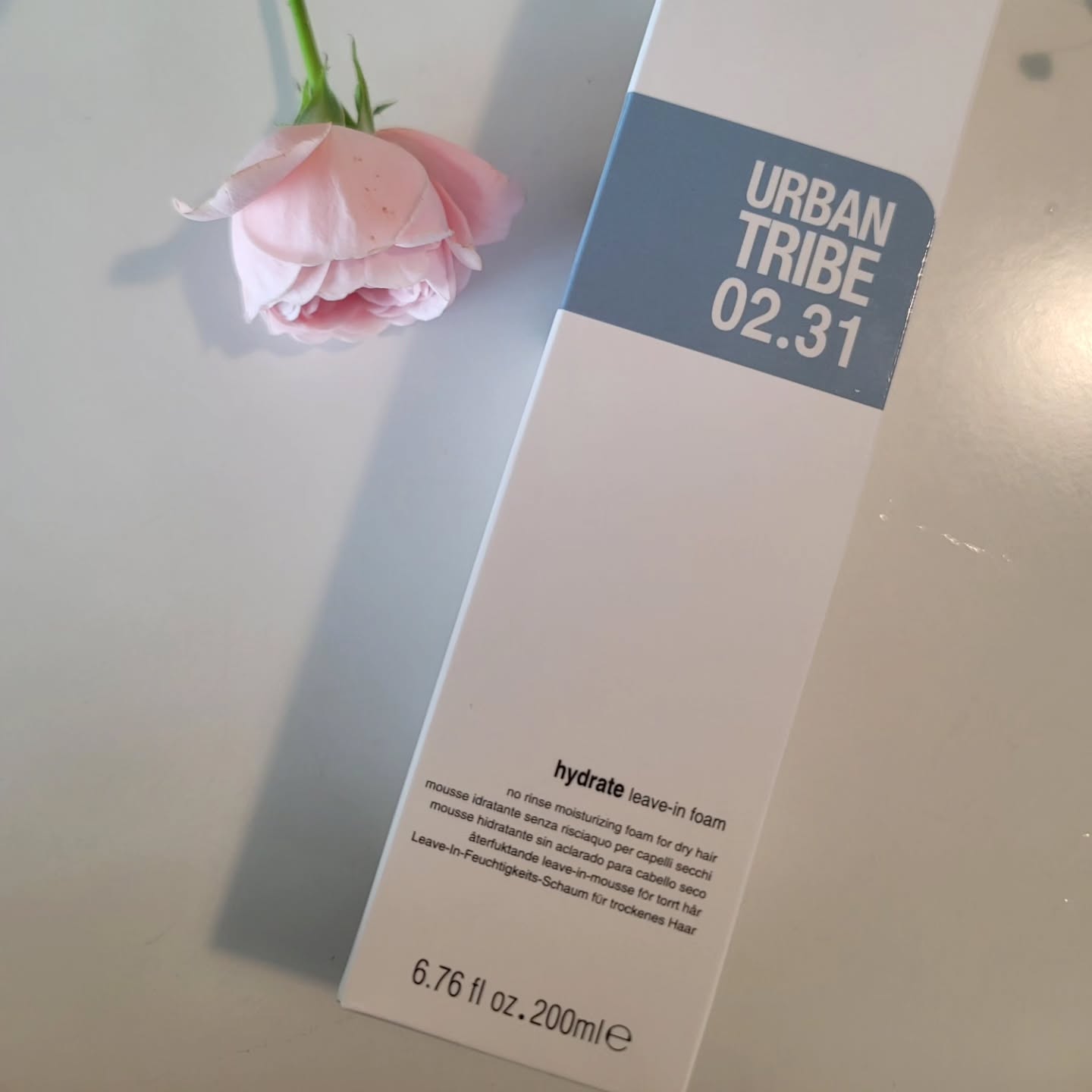🌷부부피부 #제품제공 #인스타의무없음 urbantribekorea_official  어반트라이브 하이드레이트 리브 인 폼

💇‍♀️ 염색을 워낙 자주해서 제 머릿결 
관리는 커트예요^^
평소에 헤어영양 엄청 신경쓰는데도,,

☝️ 뿌리는 영양, 바르는 오일 등 많이 써봤지만
폼 형태의 노워시 트리트먼트는 첨 써봤어요.
가볍게 흔들어서 누르면 옛날 무스같이 
몽글몽글한 폼이 나와요~

✌️ 가볍게 머리 말리고 물기가 어느정도
있는 상태에서 폼을 충분히 발라줘요.
확실히 폼 형태라 그러지 
흡수가 잘되는 느낌이들더라고요.
억지 유분으로 겉도는 부드러움 아니고
손상모 속부터 채워지는 느낌!

👌 유분기도 많지 않고요.
끈적임 없습니다. 
특히나 바르고 나서 드라이하면
훨씬 스타일이 잘 살아요!
 
👍 우리가 잘 아는 15그램, 화해, 글로우픽
1위라는데 그럴만 하더라고요~
추천합니다.

#어반트라이브#트리트먼트#노워시트리트먼트