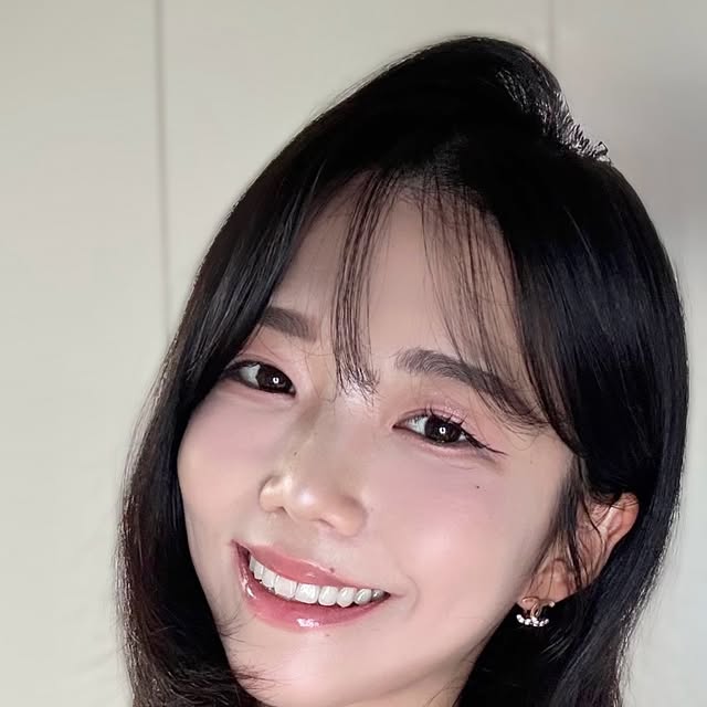 유채린 아나운서 on Instagram: "#광고 메이크업 지우기 싫은 날.. 
집에서 셀카 100장 찍는 거 필수..🩷

진짜 이번 올영세일에서 투에이엔🤍 제품 싹쓰리💕
특히 투에이엔 러브 버블 컬렉션🥹
색감 미쳤자나…🤍

하.. 글고 인생 파데 찾음..
꼭 써보시길..완전 뽀용 (지속력 대박..🤍)

@2an_official  #올영픽#올리브영추천템#올영필수템#러브버블컬렉션#롱웨어링파운데이션미니#컬러플레이듀얼라이너 #파운데이션추천 #쿨톤 #웜톤메이크업 #쿨톤메이크업 #매이크업샷 #씻기전셀카"