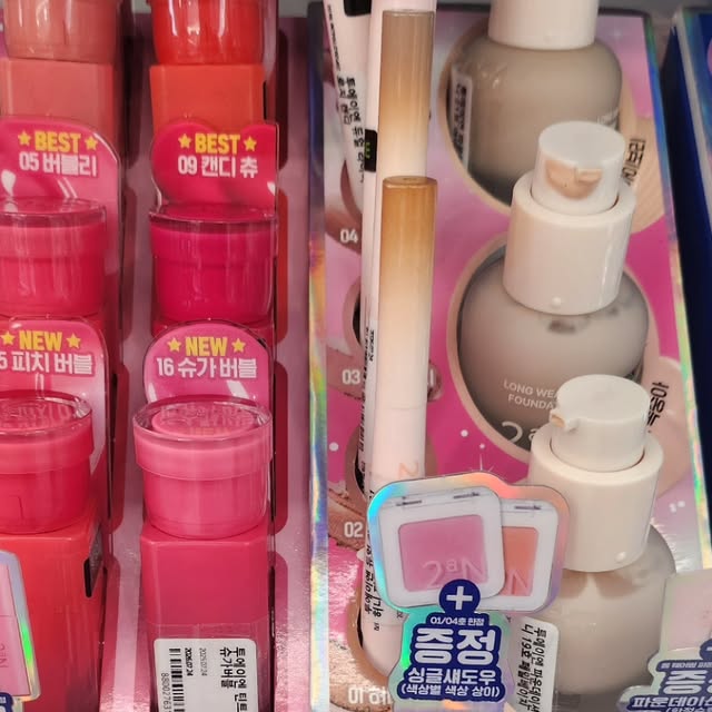 내일을 위한 씨앗을 심어 언젠간 자라겠지 🌱😌💗 on Instagram: "#광고 #올영픽 #올리브영추천템 #올영필수템 #러브버블컬렉션 #롱웨어링파운데이션미니 #컬러플레이듀얼라이너

이번에 올리브영에서 딱 보기만 해도 설레는 🎀 러브 버블 컬렉션 만나봤어요
보자마자 ‘아… 이건 무조건 소장템이다’ 싶었어요🩷

💋 글레이즈 바운싱 틴트
15호 피치버블 🍑 → 맑고 부드러운 피치빛으로 데일리 립에 딱
16호 슈가버블 🍬 → 달콤하게 톤업되는 핑크빛, 러블리 끝판왕
촉촉함과 발색이 동시에 살아있어서 입술이 편안하고 예쁜 광택이 오래가요✨

👀 배러 미 아이 팔레트 16 버블캔디
달달한 컬러 조합에 글리터까지 완벽해서 눈이 반짝반짝해져요
베이스부터 포인트까지 전부 팔레트 하나로 해결💖

😊 듀얼 치크
16 핑크 텐션 → 생기 있는 소프트 핑크
17 버블 하트 → 귀여운 러블리 핑크
부드럽게 블렌딩되면서 볼에 은은하게 물드는 컬러감이 정말 사랑스러워요💕

✨ 퓨어 글래시 하이라이터 IV01 슈가 베일
한 번 쓸어주면 광채가 사르르~ 얼굴이 확 살아나서 셀카 필터 씌운 듯 반짝반짝

게다가 함께 나온 롱 웨어링 파운데이션 미니랑 컬러 플레이 듀얼 라이너까지 챙기면
피부 표현부터 아이·립·치크까지 완성되는 풀세트 메이크업 가능💄
휴대성도 좋아서 여행이나 데이트 날 필수템으로 강력 추천💗

올리브영에서 지금 바로 만나보세요
이번 컬렉션은 진짜 예쁘다 못해… 들고 다니면 기분이 좋아지는 마법템이에용:)🫧

#올영픽 #올리브영추천템 #올영필수템 #러브버블컬렉션 #롱웨어링파운데이션미니 #컬러플레이듀얼라이너"