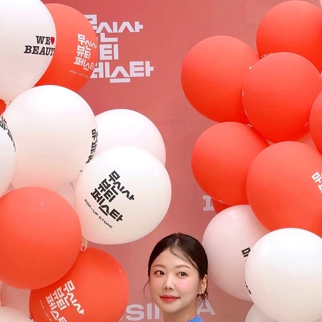 효찌 on Instagram: "#광고 #무신사뷰티페스타 @brookesia_official @musinsa_beauty 

짜자잔〜 이번엔 #무신사뷰티페스타 다녀왔댱⸝⸝⸝♡
제가 애정하는 #브루케시아 에서 초청해주셔서
설레는 마음으로 다녀왔어요ෆ

16mm 작은 카멜레온에서 영감 받은 브루케시아,
빛처럼 다채로운 나를 만나게 해주는 브랜드❣️

이번 팝업에서만 볼 수 있는
무신사 단독 기획세트는 진짜… 러블리함 폭발 (⸝⸝⸝´꒳`⸝⸝⸝)♡
세미매트 쿠션 + 시그니처 스파츌라 구성에
40% 할인까지!! 요건 못 참지〜

핑크 쇼핑백 들고 나오는 길에
기분도 몽글몽글했당⸝⸝꙳
.
.
#brookesia #무신사 #무신사뷰티 #무뷰페 #성수팝업"