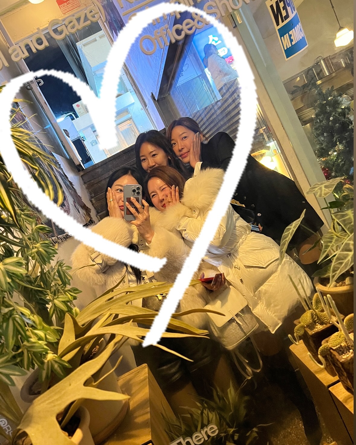 ✨
서로 바빠서 
예전 처럼 자주 볼 수는 없지만
너무 편하고 재밌고 좋음🫶🏻

우리 진짜 곧 20년🥲

40살때 사진이라도 다같이 찍자📸

따랑해♥️♥️♥️

담번엔 삼바리가자ㅏㅏㅏㅏㅏㅋㅋㅋㅋㅋ
#친구
