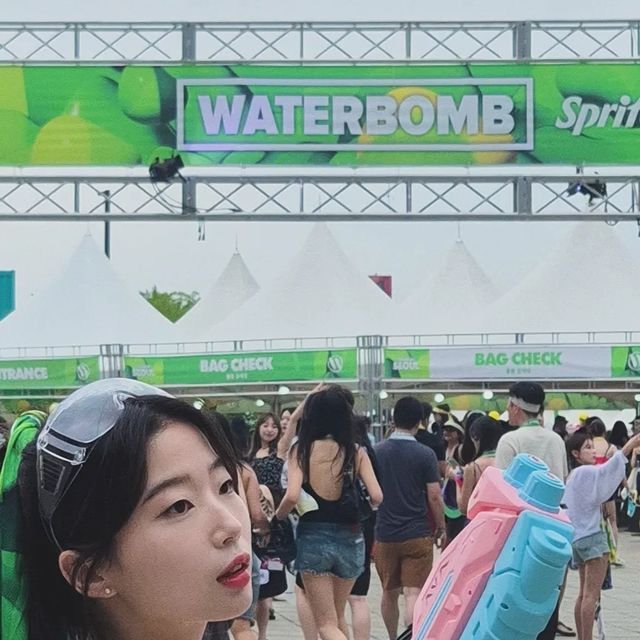 효빈 on Instagram: "#광고 X @coolwave_official 

꺄향 인생 첫 워터밤 다녀왔어요!🌊(*σ>∀<)σ🌊 

이번에 쿨웨이브 물총 세트 덕분에 정말 즐거운 시간을 보냈답니댱✨️ 정말 알찬 구성이라서 준비물 걱정 없이 마음껏 즐길 수 있었어요ㅎㅎ

물총은 디자인도 너무 예쁘고, 물도 많이 들어가서 오래 놀 수 있었어요. 덕분에 한참 동안 신나게 물싸움을 했슴듕 ㅋㅅㅋ 

김서림 방지 + 이마 보호 워터밤 고글은 정말 필수템이었어요.. 
얼굴에 대놓고 물총 쏘는 사람 많.. ( ｡ﾟДﾟ｡) 
고글 덕분에 시야가 맑고, 눈도 안전하게 보호할 수 있었답니댱 

특히 방수가방은 정말 편리했어요!! 외모 포기 못해.. 틴트라도 챙길 수 있어서 넘나 좋았어요🫶
워터밤뿐만 아니라 수영장이나 해변에서도 유용하게 쓸 수 있을 거 같아요!! 
물에 젖을 걱정 없이 소지품을 안전하게 보관할 수 있어서 안심이었답니댱( ´∀｀ )b

이번 여름, 쿨웨이브 물총 세트 덕분에 잊지 못할 추억을 만들었습니댱🌊🩵🤍
.
#워터밤준비물 #워터밤 #워터밤물총 #2024워터밤 #쿨웨이브 물총세트 #쿨웨이브 물총 #물놀이 #여름필수템"