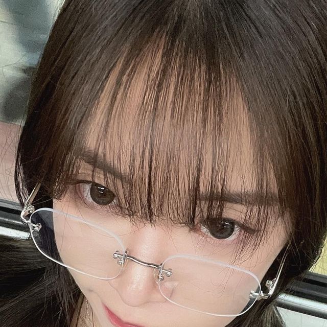Grace 김민지 on Instagram: "Geek.. Chic.. 해볼게요?

갓성비 아이웨어 @gguba_official 의 GEEK
3만원대로 만나볼 수 있는 긱시크🤓

#긱시크 #긱시크안경 #긱시크룩 #geek"