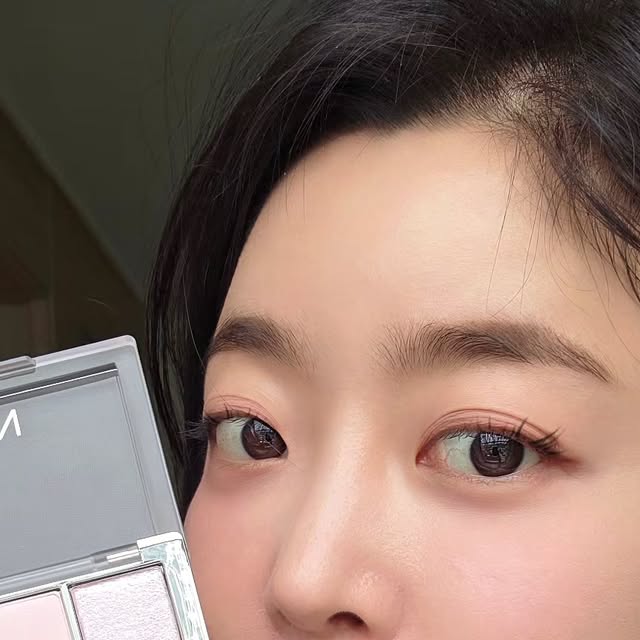 김수진 on Instagram: "#광고 지금 올리브영세일 대박인거 아시져💚
다 사고 싶지만 그 중에서도 꼭 사야하는
올영필수템 몇 가지 추천드려요🫡

촉촉하고 발색 좋기로 유명한 투에이엔 아이섀도
저는 3가지나 쓸어왔어요! 색조합 실용성최고라
어느 하나 포기할 수 없는 조합들❣️

그리고 기분따라 조절 가능한 투에이엔 듀얼치크 
명도를 내 맘대로 그라데이션 할 수 있는데다
이번엔 브러쉬기획 세트도 있단 말이에요❣️

마지막으로 볼터치 섀도 만능으로 가능한
투에이엔 블러링 스틱은 빼놓으면 섭섭
귀여운 미니퍼프가 딸려온다구요❣️

뼛속까지 여쿨인 제가 사용한 제품은
* 베러미 아이팔레트 07 러버블
* 듀얼치크 13 베리큐피드 에요!
다들 이번 올영세일 득템하세요✨️

#투에이엔 #블루밍가든 #올영추천 #봄웜 #봄웜라 #듀얼치크 #하이라이터 #2aN #올영세일 #올영필수템 #올영추천템"