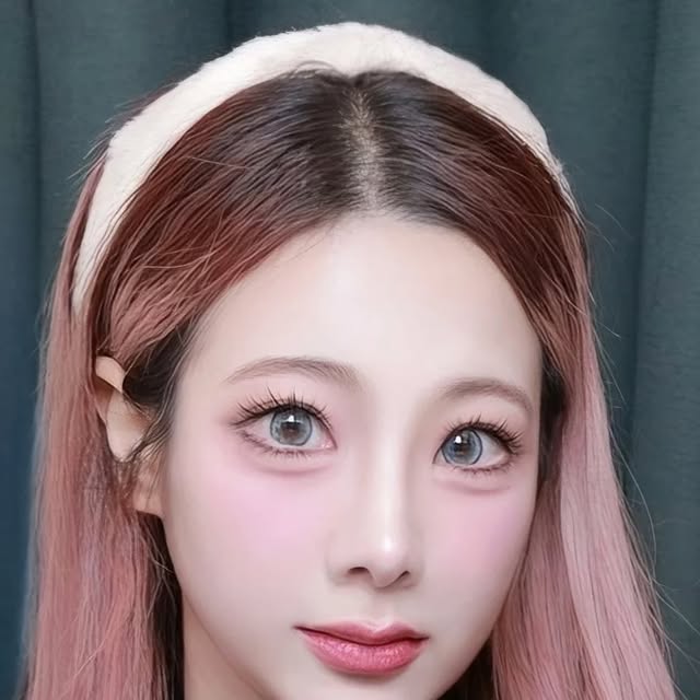 유리 🎀 𝕐𝕌𝕃 on Instagram: "#광고 #협찬 ✨️유리의 냥이눈 챌린지🐱👀

#오로라렌즈 #OLOLA 의 #IDIFF #아이디프 #냥이눈렌즈 
#미유 #MEOW 비비드 에디션 중 #하바나그린 컬러에요!
직경은 13.2로 적당히 크기감 있습니다! #써클렌즈 로 손색이 없는 뚜렷한 써클링!
색감 오묘한 거 보이시나요? ㅠㅠ! 착용하자마자 비명질렀잖아요😱

세상에 이런 #컬러렌즈 는 없다 !
#고양이눈렌즈 완전 합격 ! 하이라이트도 은은하게 빛나고 써클라인쪽으로
갈수록 연해지는 부분이 저는 너무 마음에 들어요! 
웜톤 쿨톤 톤에 상관없이 신비로운 느낌 뿜뿜
최애렌즈로 등극해버렸어요 ,, #학생렌즈 로도 추천!

신비로운 냥이렌즈 ,, 저와 함께 오로라렌즈 냥이 시리즈 함께하시죠୧⍤⃝💐"