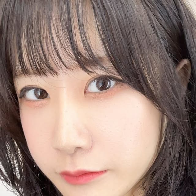 쏘세지 on Instagram: "드디어 올리브영에서 투에이엔 8월 올영픽 제품을 직접 만나봤어요✨ 평소에도 색감이 예쁘고 발림성이 좋아서 좋아했는데… 진짜 놓칠 수 없더라구요💖

저는 매장에서 롱 웨어링 파운데이션 미니, 퓨어 글래시 하이라이터, 듀얼치크 제품을 중심으로 살펴봤어요. 제품 발색이 너무 자연스럽고, 여름에도 들뜸 없이 잘 밀착돼서 데일리템으로 쓰기 딱이었어요. 특히 하이라이터는 피부에 맑은 윤광을 주는데 은은해서 과하지 않고, 치크는 컬러가 다양해서 분위기에 따라 골라쓰기 좋더라구요🌷

제품력도 좋고, 혜택도 알차니까 이번 기회에 꼭 득템해보세요💚
저는 벌써 파데랑 치크 조합으로 메이크업했는데, 피부가 훨씬 화사해 보이는 것 같아요✨

#광고 #올영픽 #올리브영추천템 #올영필수템 #러버블컬렉션 #롱웨어링파운데이션미니 #컬러플레이듀얼라이너"
