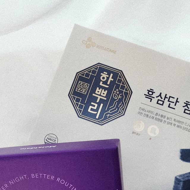 김현진 on Instagram: "#협찬

계절이 바뀌며 면역력이 저하되어 자주 피곤을 느끼고 있어요. 자주 피곤하다 보니 피곤이 누적되고 피로 관리가 특히 기력이 약한 어르신들에게 간절기는 건강에 적신호 일 수 있어요.

그래서 돌아오는 추석 명절 부모님 선물은 흑삼단 침향 스틱으로 부모님의 면연력 도움이 되어 준비하였어요.

1. 흑삼단 침향환

1) 특허 받은 CJ흑삼농축액에 침향까지 더한 프리미엄 침양환 '흑삼단 침향환

- 진세노사이드 흡수율을 높인 특허받은 CJ구증구포 흑삼

- 전통과 건강의 가치를 모두 담은 대한민국 TOP3 인홍삼 브랜드, 한뿌리

2) 국내 제조 침향 분말 15% 함유

- 오랜 시간 응축된 숲속의 검은 진주, 엄선된 *침향이 무려 15%나 함유!

3) 녹용, 당귀, 산수유와 9가지 전통소재를 더해 전통가치를 그대로!

4) 쓴 맛 Down, 부드러운 식감과 풍미 UP

5) 고급진 프리미엄 패키지 선물용 추천.

* 침향은 침향나무에 상처가 생겼을 때 분비하는 수액이 오랜시간 굳어져 형성된 귀한 약재

2. 멜라메이트

매일 반복되는 괴로운 하루의 끝에 멜라토닌으로 편하고 깊은 밤을 푹 잘 수 있음.

1) CJ 닥터뉴트리 식물성 멜라토닌 함유 멜라메이트 정제 #식물성멜라토닌 #편안한밤

2) 식물성으로 안심하고 시작하는, 나의 첫 멜라토닌

-누구나 가벼운 마음으로 시작할 수 있도록 사람 몸 속에서 만들어지는 멜라토닌 성분과 동일한 분자구조를 가지고 있는 식물성 멜라토닌을 사용

3) 더 확실한 휴식을 위한 설계, 2mg로 충분하게

- 작성하고 쉬고 싶은날엔 1정당 멜라토닌 2mg으로 확실한 변화를 느껴보세요.

4) 특별히 주목한 키포인트 프리미엄 피스타치오 서아시아의 햇살을 머금고 자란 1kg의 피스타치오에서 '단 1% 멜라토닌'만을 까다롭게 추출

5) 매일 챙기고 싶어지는 루틴, 미니멀 루틴엔 정제 타입

- 매일 하루 한 정 깔끔하게!

곧 돌아오는 명절은 부모님의 면연력 도움이 되는 부모님 선물로 흑삼 윤옥고 스틱을 추천합니다. 고급진 프리미엄 패키지로 받는 부모님이 기뻐 하실 것 같아요.

#광고#침향환#멜라메이트#흑삼단#cj웰케어#선물세트#선물

#침향환, #침향환효능, #침향환효과, #흑삼단침향환, #명절선물, #명절선물세트, #부모님선물, #추석선물세트, #식물성멜라토닌, #멜라토닌추천"