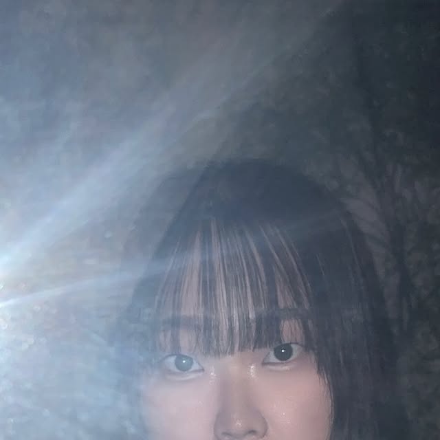 예린 on Instagram: "#광고
요즘 외부 자극으로 인한 붉은기로 메이크업 할 때마다 스트레스였는데, 해결방법을 찾다가 써본 에이시카365 흔적진정세럼 pH4.5 7일 체험 샘플링 KIT ! 1mL 샘플 7개로 일주일 동안 써볼 수 있었고, 여행 갈 때도 딱 적당한 용량의 샘플 KIT 였습니다-!

일단 붉은기가 왜 올라오나 찾아봤는데, 민감피부의 붉은기는 일반 피부보다 높아져있는 피부pH 때문이라더라구요.. ( ᵒ̴̶̷᷄ д ᵒ̴̶̷᷅ ) 평소 우리 피부의 pH를 알 수 있는 방법이 없다보니 키트에 동봉되어있는 리트머스 테스트를 통해 해보았는데,, 진짜 신기하더라고요 ◡̈ 

여기서 제가 말하는 붉은기란 외부자극에 의한 일시적인 붉은기를 말합니다! 건강한 피부의 pH는 pH4.5, 따라서 약산성 pH 환경개선이 민감붉은기* 케어의 핵심 입니다-! 즉, pH보호막 무너짐 > 장벽이 손상 > 손상된 장벽으로 외부 자극요인 침투가 쉬워짐 > 쉽게 붉은기 발생하는 것이죠! 

에스트라의 에이시카365 흔적세럼 pH4.5는 민감피부 특화 브랜드 에스트라가 찾은 민감붉은기에 최적화된 더마진정 솔루션 pH4.5CICA™이고, 건강한 피부 pH를 위한 최적의 제형으로 촉촉하게 끈적이지 않고 흡수 되는걸 알 수 있습니다! ദ്ദി(៸៸›ᴗ‹៸៸ )

제형만 약산성이 아닌, 피부표면 pH를 약산성으로 12시간 유지시켜주는 기술 적용해서 나날이 사용할수록 민김피부의 진정효과를 알 수 있습니다!

기존에도 에스트라 세럼과 크림을 쓰고 있었는데, 이번 에이시카는 기존의 에이시카 세럼에서 완전히 리뉴얼되어 출시되었습니다! 기존의 흔적 진정에서 일시적인 붉은기까지 잡아주어 진정 효과가 더 업그레이드 되었다는 점 ◡̈ 

에스트라 에이시카365 흔적진정세럼 pH4.5 제품은 4월 한달간 25% 할인가로 판매하고 있고, 40ml+20ml 기획 (+에이시카 크림 1ml)으로 40mL 본품 1개 + 20mL 추가 증정 + 에이시카 크림 1mL 샘플까지 증정하고 있으니 민감성 피부들은 바로 올리브영 달려가기 ! (´ε｀ )♡

구매링크는 프로필 참고 ◡̈♥︎ 

이 글은 ’에스트라‘로부터 제품과 소정의 수수료를 제공 받아 작성된 솔직한 리뷰입니다.

#pH4.5약산성시카세럼 #에이시카약산성세럼 #에스트라약산성세럼 #약산성시카세럼 #약산성붉은기진
정세럼 #에이시카붉은기세럼 #올영진정세럼추천 #올리브영진정세럼 #에이시카흔적진정세럼 #에이시카
세럼 #흔적진정세럼 #에이시카 #흔적세럼 #진정세럼 #에스트라 #민감피부 #진정 #흔적 #붉은기 #잡티"