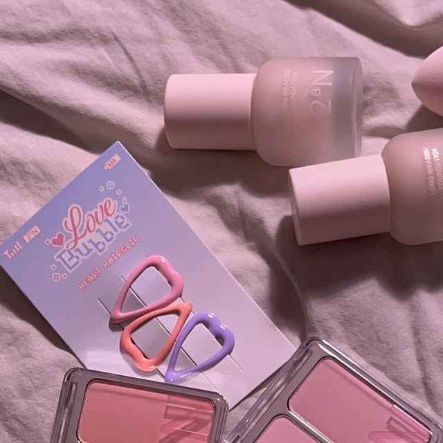 @s1hy8on on Instagram: "#광고 

📌 8월 올영픽 추천템! 투에이엔(2aN) 러브 버블 컬렉션 ✨ 

👀 베러미 아이 팔레트 
- 16호 버블 캔디 → 러블리한 컬러에 다양한 입자 펄이 킥이에요🤤 봄웜/여름라이트 추천🩷

- 02호 페어리 → 청순? 로맨틱 무드에 완전 찰떡🤩 라벤더 계열이라 여쿨/겨쿨 추천💜

🍑 듀얼 치크 
- 02 러브 로지 → 따뜻한 장밋빛 컬러 🌹봄웜/갈웜 추천!
- 06 핑크 페탈 → 수채화같은 색감에 자연스럽게 생기 올라가요! 여쿨/겨쿨 추천 🌷

💎 퓨어 글래시 하이라이터 (슈가 베일) 
- 차갑지도 따듯하지도 않아서 정말 어떤 메컵에도 무난하게 올라가요ㅠㅠ🩷 은은하게 도는 펄이 정말 짱🤩🤩

🫧 롱 웨어링 파운데이션 미니 (21호 아이보리 베이지) 
- 미니사이즈라 휴대도 간편하구 파데 똥손인 저두 넘 예쁘게 마무리 됐어요💓 
보송하게 밀착돼서 깔끔한 피부 표현이 오래오래 유지돼요! 

🍊 컬러 플레이 듀얼 라이너 (04호 로지캔디)
-요즘 뒤트임 어떻게 해야 자연스럽지 했는데 완전 딱인 제품! 애교살도 부담스럽지 않게 뽀용해져서 자주 쓰게 될 것 같아요🍑

🎁 기획전 혜택 
- 2만 원 이상 구매 시 파우치 증정 
- 제품별 세트 구매 시 아이 프라이머 미니/하트 헤어핀/타투 스티커 증정 
- 선착순 하츠투하츠 포토카드 8종 세트까지! 

💖 실제로 써보니 만족감 200%라 왜 다들 추천하는지 알겠더라구요! 
나두 마법소녀 메컵을 할 수 있다니...🤤🎀

🎀기획전 끝나기 전에 올리브영 매장에서 테스트해보세용🎀

https://m.oliveyoung.co.kr/m/G.do?goodsNo=A000000200106

#올영픽 #올리브영추천템 #올영필수템 
#러브버블컬렉션#롱웨어링파운데이션미니#컬러플레이듀얼라이너 #투에이엔아이팔레트 #투에이엔블러셔"