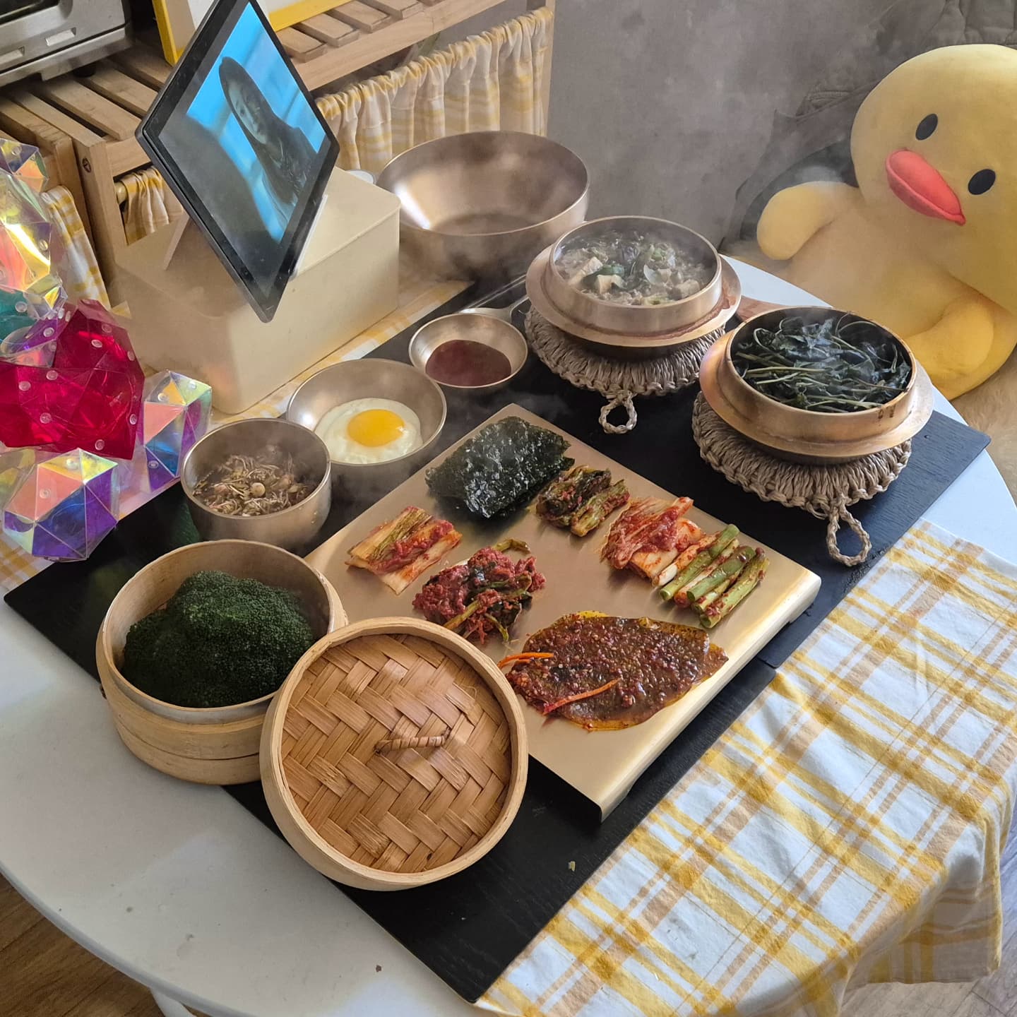 로즈마리님들 공지♡
제가 그릇을 잘 깨 먹어서
유기그릇 쓰기 시작했는데
이게이게 무겁기도 하고
손이 많이 가지만
전 예스러운 고급 진 구릿빛
유기가 그릏게 좋더라고요
혼밥 할 때 꼭 나를 대접하는 기분도 들고요^^
시원한 건 더 시원하게
따뜻한 건 더 따뜻하게
그러다 보니 하나둘 사게 되었고
유기에 관심을 가지게 됐어요~

또 서론이 길었네요
제가 저를 위한 선물로
이번에 유기 도마를 샀잖아요
(진짜 내 돈 내산)
소.중.대.있는데
저는 고민하다가 중 사이즈로 샀거든요~
국내 최초 유기도마예요!
어디에도 유기도마 없을 거예요

유기도마는
항균작용으로 스스로 살균,
소독하는 기능이 있어
폐렴균, 대장균, 살모넬라균 등
우리 몸에 유해한 균을 99.9%
감소시켜준답니다
​
도마로도 사용하시지만
디자인이 예뻐서
다양한 플레이팅 용도로
활용하셔도 더 좋을 것 같아요.

유기 도마가 너무 매력이 있고
소장 가치가 있다고 생각이 들었고
유기 좋아하시는 분들
저처럼 모으시는 분들께

제가 쓰는 제품을 써보고
좋은 제품 소개
시켜드리고 싶어서
유기 도마를 써보다가
제가 용기 내서 업체에
먼저 연락했어요!!!
저 이런 성격 아닌데
다행히 흔쾌히 승낙하셔서
워낙 마진 없이 하신다고 하셨는데
그래도 10% 할인된 금액으로
유기 도마 공구를 할 것 같아요!!!!
설 쉬고 공구 진행 예정이에요
저 잘했죠??
유기 도마를 누구보다 더더더 써보고
하나하나 영상 사진 올리고
더 최선을 다해볼게요♡

진짜 많은 관심 부탁드려요
관심 있으신 로즈마리님들
하트 댓글 남겨주세요
❤❤❤❤❤
유기 도마 궁금한 것들도
물어봐주세요^^
설 쉬고 공구 진행하기 전
알림 드리고
공구할 때도 미리 공지드릴게요
많은 관심 부탁드려요

제가 공구할 제품 소개할께요♡
울산놋전 제품
이봉주 선생님의 
신제품 유기 도마입니다.

사이즈는
*1호: 가로 25cm * 세로 16cm
높이, 굽: 2.2cm
*2호: 가로 28.5cm * 세로 24cm
높이, 굽: 2.1cm
*3호: 가로 33cm * 세로 24cm
높이, 굽: 2.2cm 

1호는 주로 마카롱이나 카눌레와 같은 앙증맞은 디저트용으로
2호는 샐러드와 연어, 생선회, 과일을..
3호는 와인 안주인 하몽과 각종 치즈와 소시지로 다양하게
플레이팅 하시면 예쁠 것 같아요.

*유기 특성상 도마에 자국이 남고
스크래치기 날수있어요
마른 수세미로 문질러주면
어느정도 회복은 가능합니다