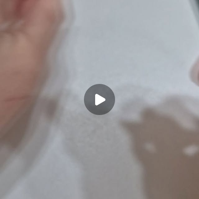 민이네❤️ on Instagram: "#협찬
🤍체험·협찬 후기
“드농 바디스프레이”
-남녀노소 사용하기 좋은 은은한 향
-가볍게 뿌리기 좋은 바디 미스트 타입
-외출 전 간편하게 사용 가능
-끈적임 없이 산뜻한 사용감
-휴대 하고 사용하기 좋은 간편함

협찬으로 받아본 
드농 바디스프레이🤗
평소 향수는 향이 조금 강하게 
느껴질 때가 있어서 
일상에서는 부담 없이 사용할 수 있는 
제품이 없을까 고민이였는데 
피부가 건조한 편인데
향도 좋고 건조함도 잡아주어서
편하게 사용할 수 있고
바디스프레이 타입이라 
가볍고 산뜻한 느낌이라서 
샤워하고 나서 가볍게 뿌려주기 좋은
향이 강하게 퍼지는게 아니라 
은은하게 퍼지는 느낌이라서
일상에서 사용하기 부담이 없고
끈적임은 없으면서 촉촉해서
옷 입고 나서도 불편함이 없어서
외출 전에 사용하기도 좋았고
뿌려주기만 하면 되니
매일 가볍게 사용하기 좋은 제품이였던
뿌렸을 때 끈적이는 느낌이 거의 없고 
가볍게 사용할 수 있어서
여름에도 부담 없이 사용할 수 있을 것 같아서
사계절 내내 사용하기도 괜찮아서
가방에 넣어 다니면서 필요할 때 
한 번씩 뿌려주기도 좋고
향이 너무 무겁거나 진하지 않아서
평소 향수 향이 강한 제품을 
선호하지 않는 분들도 부담 없이 
매일 사용할 수 있는 제품☺️
피부가 건조해서 간지럽거나 할때가 있는데
따로 발라주는건 귀찮기도 하고
끈적임이 싫어서 잘 안바르게 되는데
편하게 뿌리기만 하면 되어서
요즘 샤워 후에나 
피부가 건조할때 잘 사용하고 있는

(폰카메라로 찍은 실제와 비슷한 사진입니다)
#드농#바디로션
#바디로션스프레이#모공각화증"