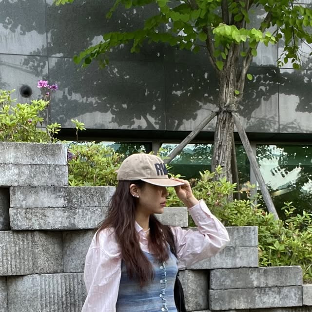 소르디 on Instagram: "#협찬 #스탠다드에러

바지를 구매할때 핏부터 기장감까지 꼼꼼하게 따져보죠~? 매번 어정쩡한 기장감으로 바지는 직접 입어보고 구매하는편인데 스탠다드에러 완전 바지맛집이네👍

내추럴한 핏에 두께감도 좋아 4계절템으로도 왕굿! 
거기에 컬러도 너무 예뿌쟈나~저는 남녀공용이라 S 선택했는데, 골반에 걸쳐주기 좋고, 기장감도 너무 좋아 키큰분들, 힙한무드 좋아하는분들 딱이야😀 가성비도 좋으니까 짱추!!

@standarderror_official

#STANDARDERROR #남여공용팬츠 #데님 #데님팬츠 #팬츠 #바지 #와이드바지 #워싱팬츠 #와이드팬츠 #데일리룩 #바지추천 #DenimPants #Denim #Pants"