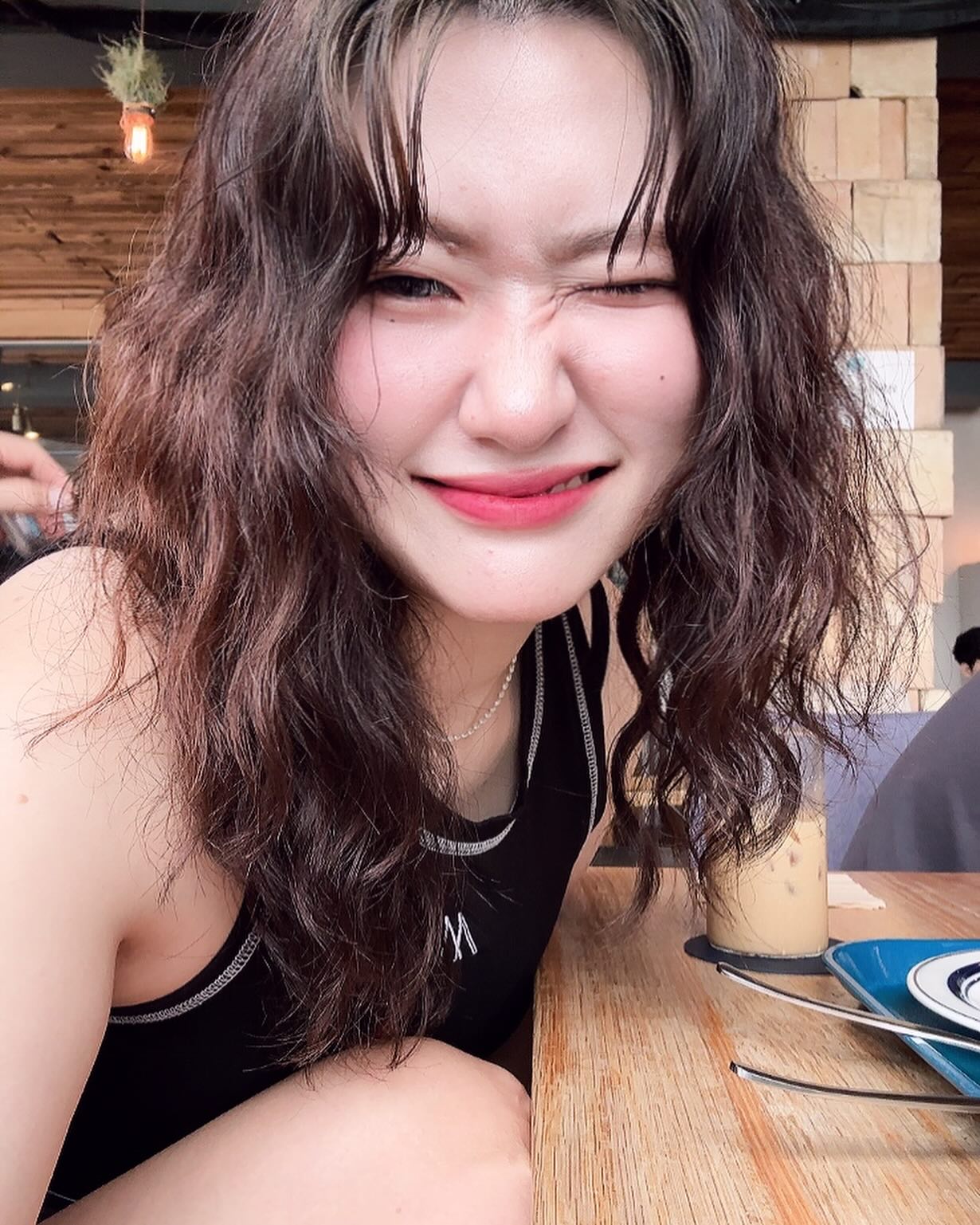 우당탕탕 추석가족여행 in 속초🚘

극P밖에 없는 가족여행 첫날부터 산책만 이만보 걸어버리기~
정해놓은건 먹을거 밖에 없어서 산책만 주구장창해따!!!!!
추석 전전날이 우리 호철씨 생신이라 파티도 해주고 졸잼🩷
내년에는 설악산 등반 얘기가 나왔는데 그날 왠지 아플거같다ㅋ

#속초 #속초여행 #국립산악박물관 #클라이밍 #외옹치바다향기로  #외옹치해수욕장 #속초중앙시장 #수수부꾸미 #오징어순대 #설악산 #가족여행 #daily #dailylook #selfie #instagram